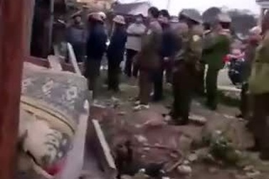 Clip ghi lại cảnh người dân bức xúc trước việc tháo dỡ, giải tỏa liên quan đến nhà của dân. (Clip: Do người dân cung cấp).