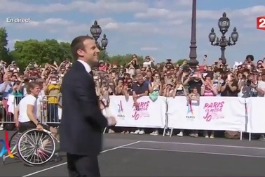 Tổng thống Pháp “lăn xả” trong trận đấu quần vợt trên xe lăn