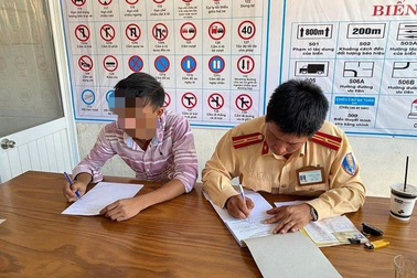 Phạt 17 triệu, tước bằng lái tài xế  taxi chạy ngược chiều trên cao tốc