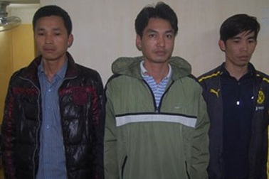 Bắt khẩn cấp 3 đối tượng hành hung lái xe cứu thương tại cổng bệnh viện Việt Đức