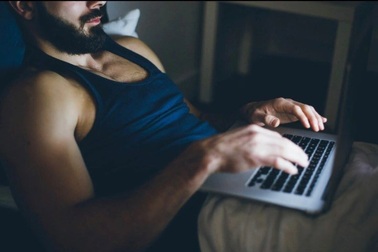 Đàn ông xem phim "cấm" vì đam mê?