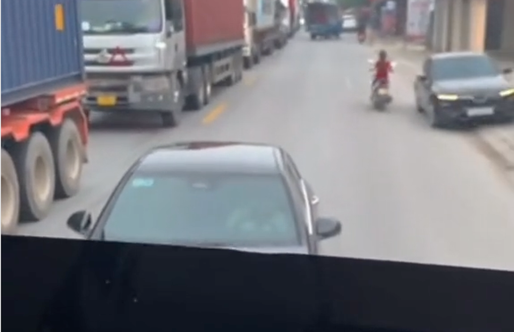 Chạy kiểu khôn lỏi, xe sang Mercedes bị tài xế container ép đi lùi - 1 Chạy kiểu khôn lỏi, xe sang Mercedes bị tài xế container ép đi lùi - 1