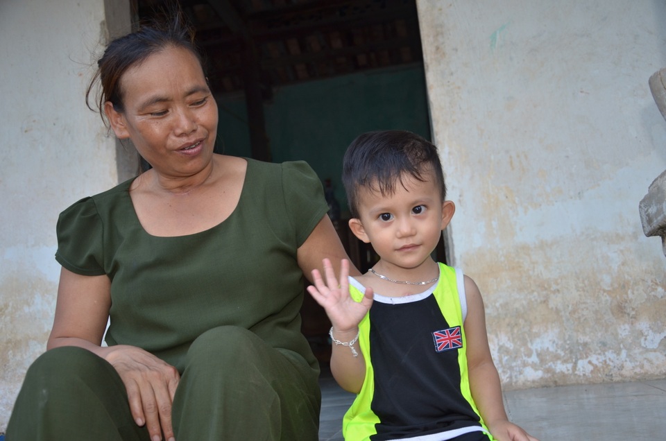 Bé 3 tuổi bị giày vò trong bệnh tật được bạn đọc giúp đỡ hơn 400 triệu đồng - 3 Bé 3 tuổi bị giày vò trong bệnh tật được bạn đọc giúp đỡ hơn 400 triệu đồng - 3
