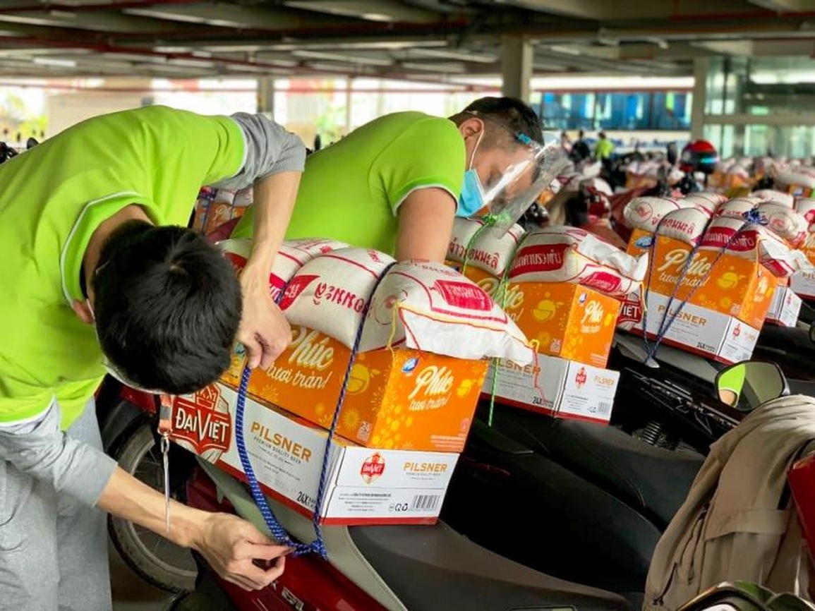 Thích thú với hình ảnh công ty buộc sẵn quà Tết vào xe công nhân - 2 Thích thú với hình ảnh công ty buộc sẵn quà Tết vào xe công nhân - 2