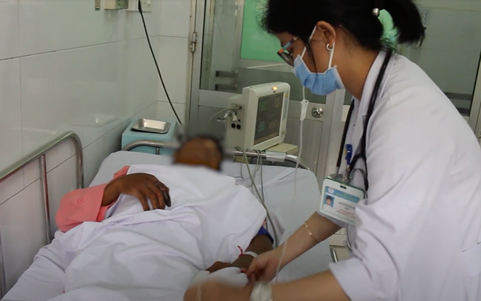 Thêm một người đàn ông bị rắn hổ mang chúa dài 2,4m cắn - Ảnh 1.