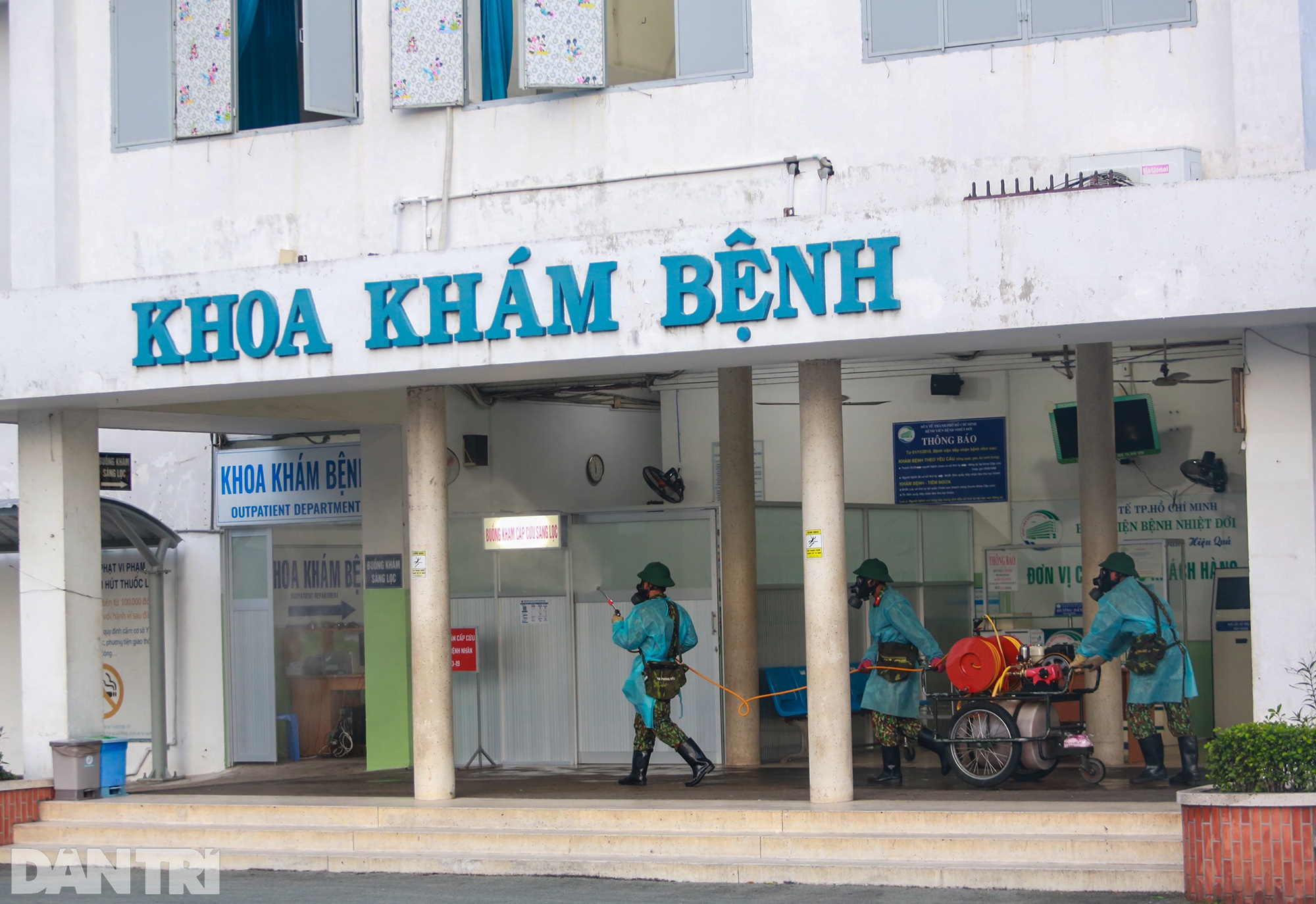 Khử khuẩn toàn bộ BV Bệnh Nhiệt Đới TPHCM, nơi có 53 ca nhiễm SARS-CoV-2 - 14 Khử khuẩn toàn bộ BV Bệnh Nhiệt Đới TPHCM, nơi có 53 ca nhiễm SARS-CoV-2 - 14