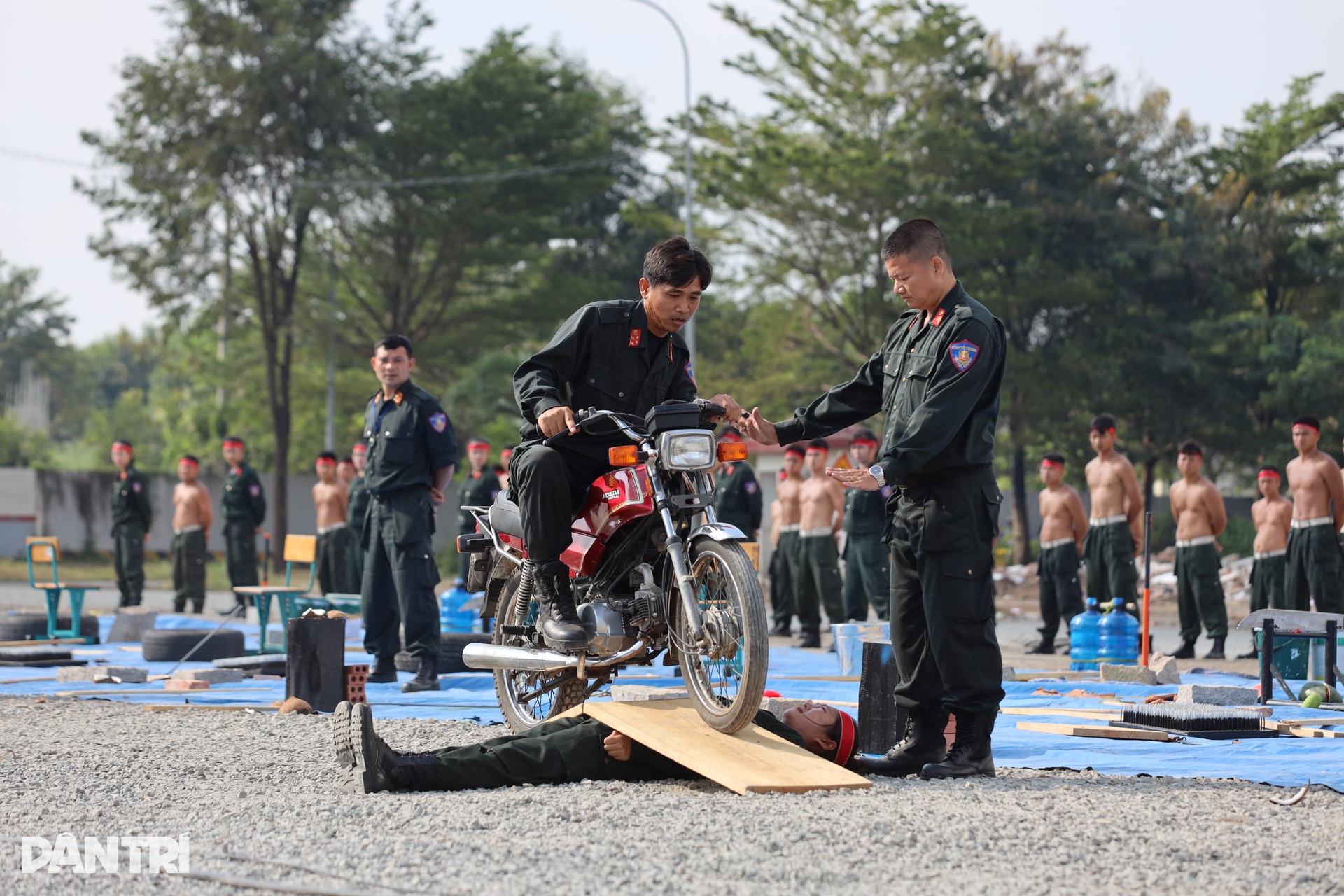 Nữ cảnh sát đặc nhiệm đu dây giữa trời, dùng yết hầu bẻ cong thanh sắt - 4