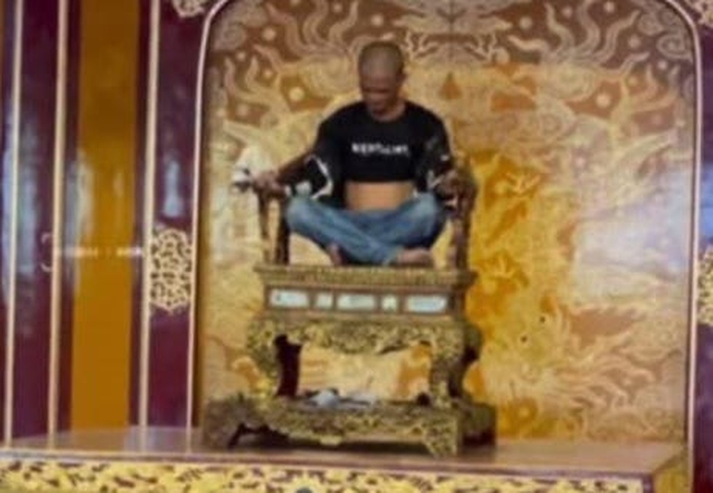 Chuyên gia lên tiếng về vụ leo lên ngai vàng ở điện Thái Hòa quậy phá - 2 Chuyên gia lên tiếng về vụ leo lên ngai vàng ở điện Thái Hòa quậy phá - 2