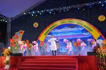 Gần 100 người mẫu mặc áo dài lụa Hà Đông để quảng bá văn hóa Việt