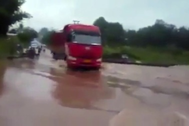 Bị nước cuốn trôi vì chủ quan cho xe lội nước