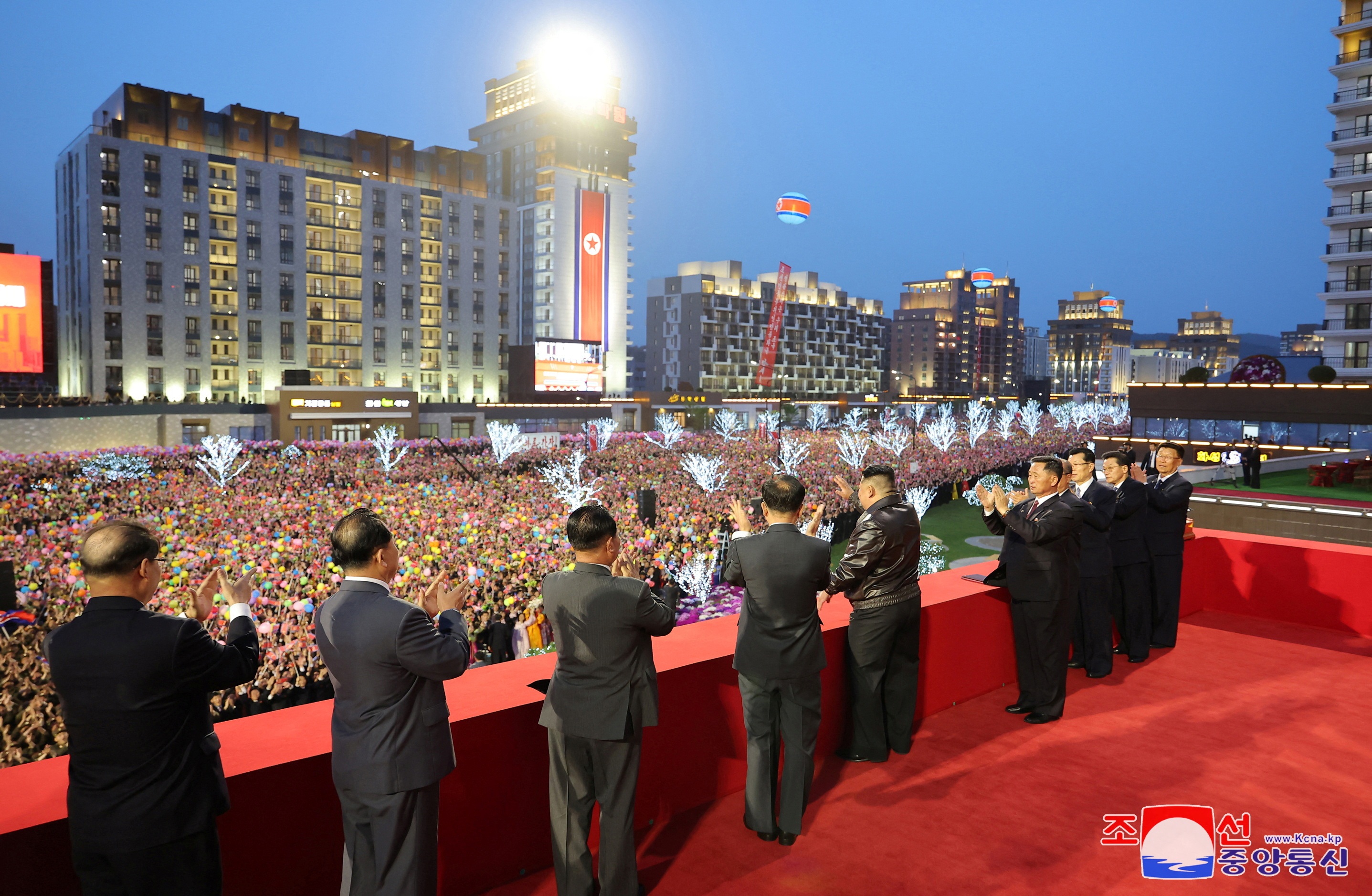 Lễ khánh thành 10.000 căn hộ mới ở Bình Nhưỡng ngày 16/4 (Ảnh: Reuters).