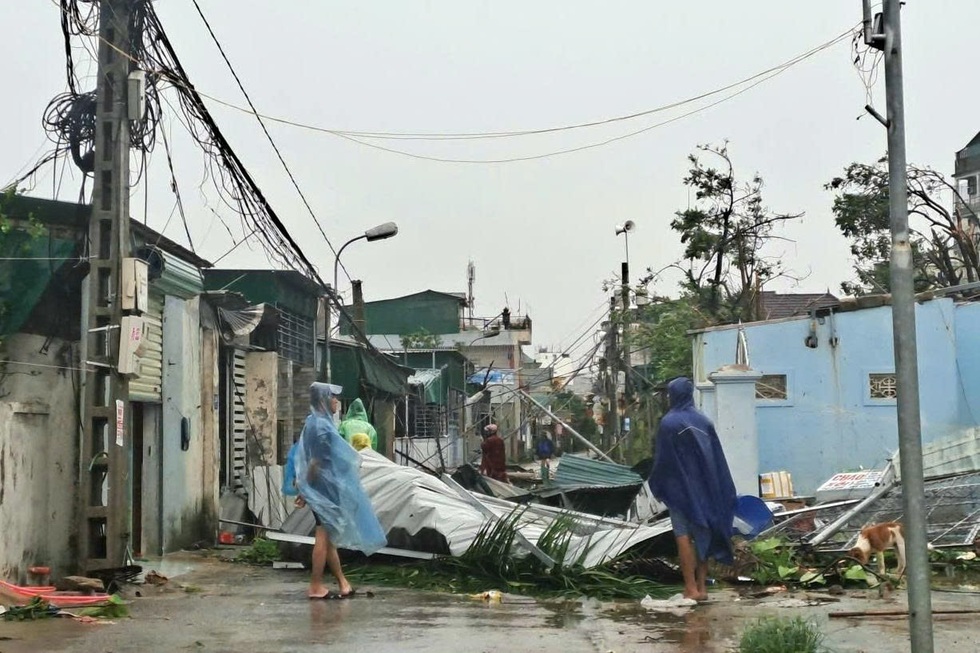 Người dân miền Trung trắng đêm trong tâm bão Bualoi - 4 Người dân miền Trung trắng đêm trong tâm bão Bualoi - 4