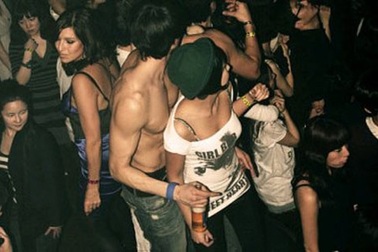 Thiếu gia triệt sản để thỏa sức ăn chơi