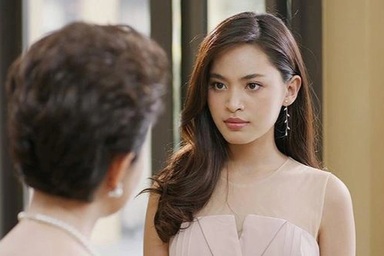 Mẹ chồng nhờ gửi một món quà, tôi bàng hoàng khi biết bà tặng cho ai