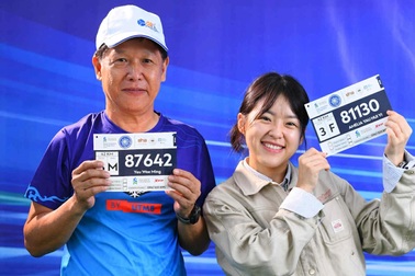 Cô gái xinh đẹp cùng bố bay từ Malaysia sang Việt Nam chạy marathon 42km