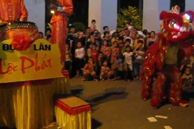 Đà Nẵng: Đường phố đông nghịt người xem múa lân vui Trung thu.