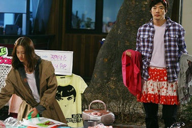 Xem Kwon Sang Woo diện… váy