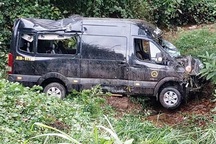 Xe Limousine chở 8 hành khách lao xuống vực sâu 10 mét