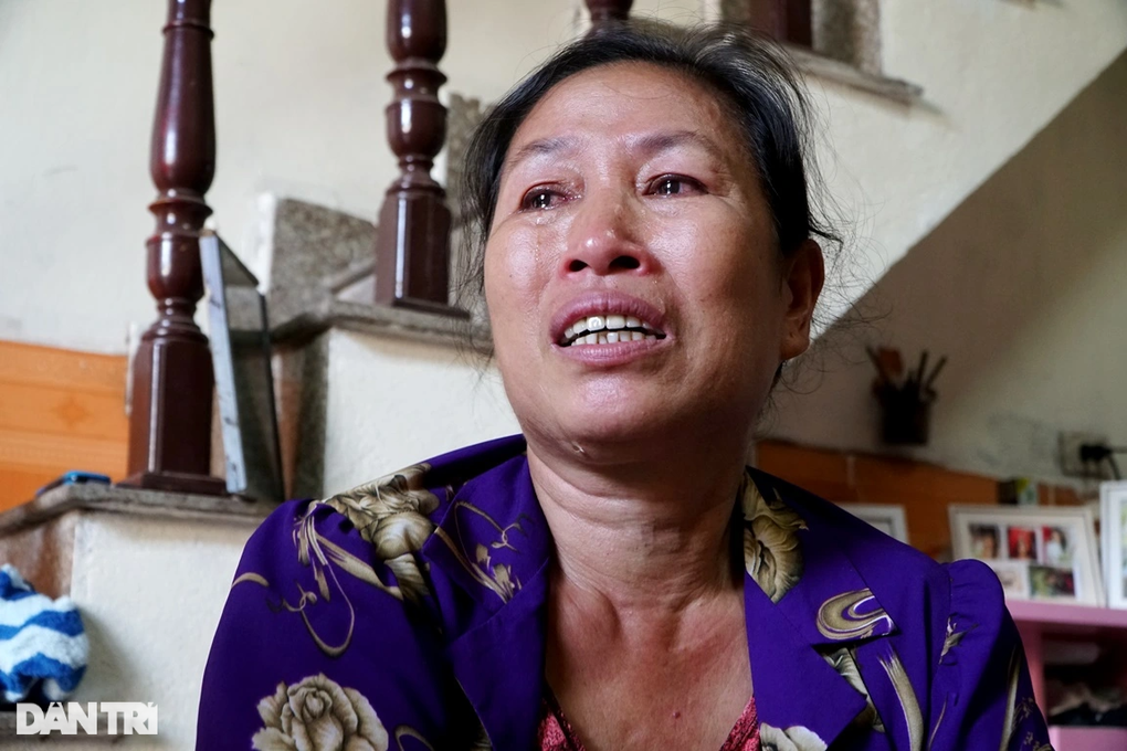 Nữ sinh gần 10 năm đến trường trên đôi chân của mẹ - 4 Nữ sinh gần 10 năm đến trường trên đôi chân của mẹ - 4