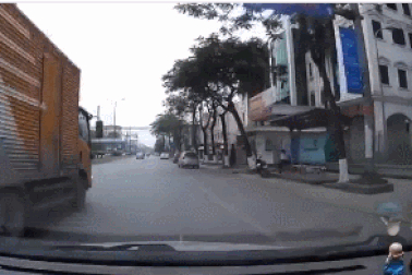 Xe tải tạt đầu nguy hiểm, gây tai nạn cho người đi xe máy