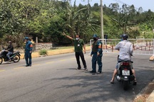 Đà Nẵng lập chốt ngăn du khách tụ tập ở bán đảo Sơn Trà