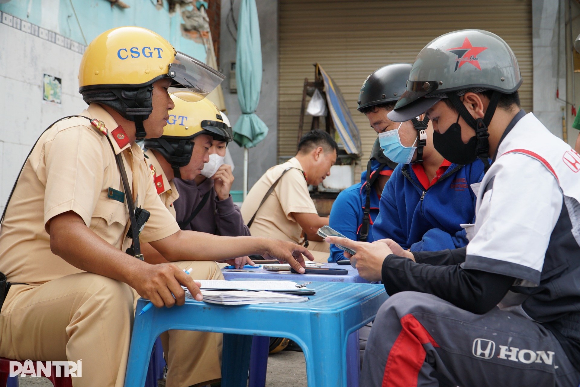 Hàng nghìn xe máy cắt mặt ô tô để quay đầu nơi có biển cấm tại TPHCM - 9