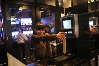 Nơi thực khách vừa... bắn súng, vừa thưởng thức món ăn