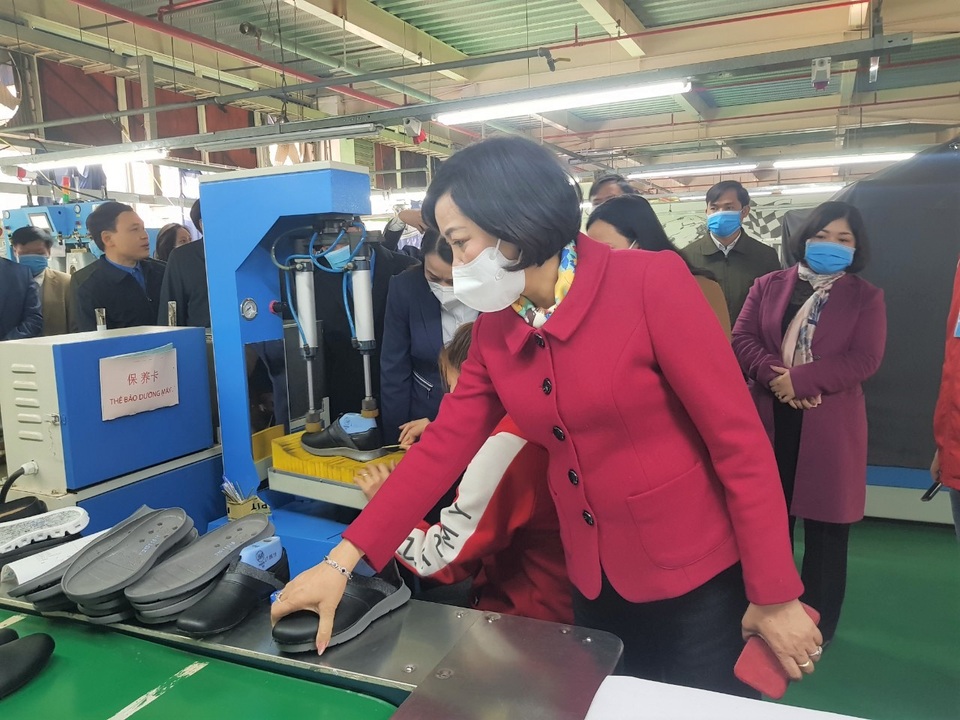 Phó Ban Tổ chức Trung ương trao quà tới công nhân có hoàn cảnh khó khăn - 1 Phó Ban Tổ chức Trung ương trao quà tới công nhân có hoàn cảnh khó khăn - 1