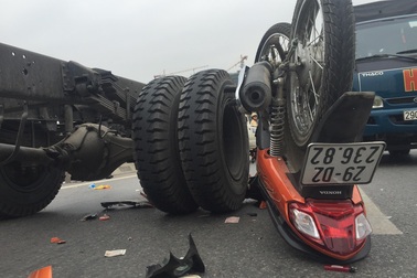 Lao nhanh trên đường cấm, xe máy lộn ngược sau cú tông cực mạnh