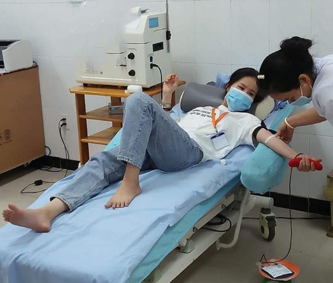 Sinh viên đang hiến máu nhân đạo