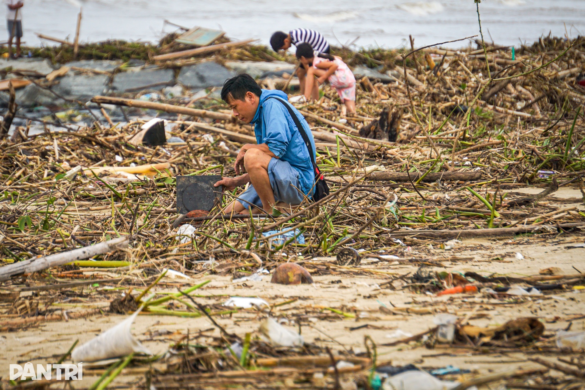 Hình ảnh bờ biển Đà Nẵng khác lạ sau mưa lũ - 10