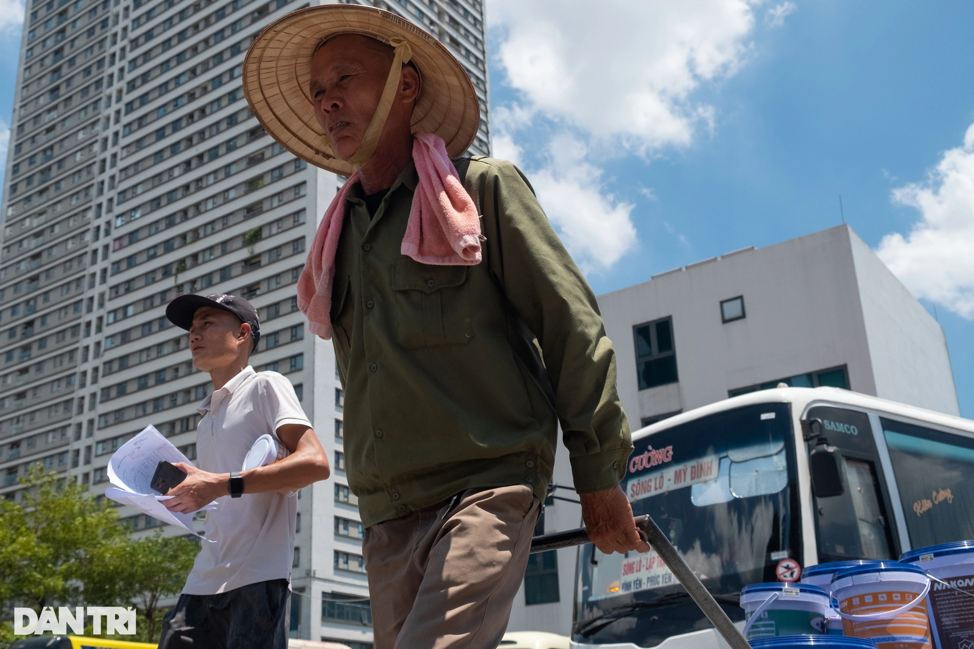 Hà Nội nắng nóng đỉnh điểm, đường phố vắng bóng người giữa trưa - 12 Hà Nội nắng nóng đỉnh điểm, đường phố vắng bóng người giữa trưa - 12