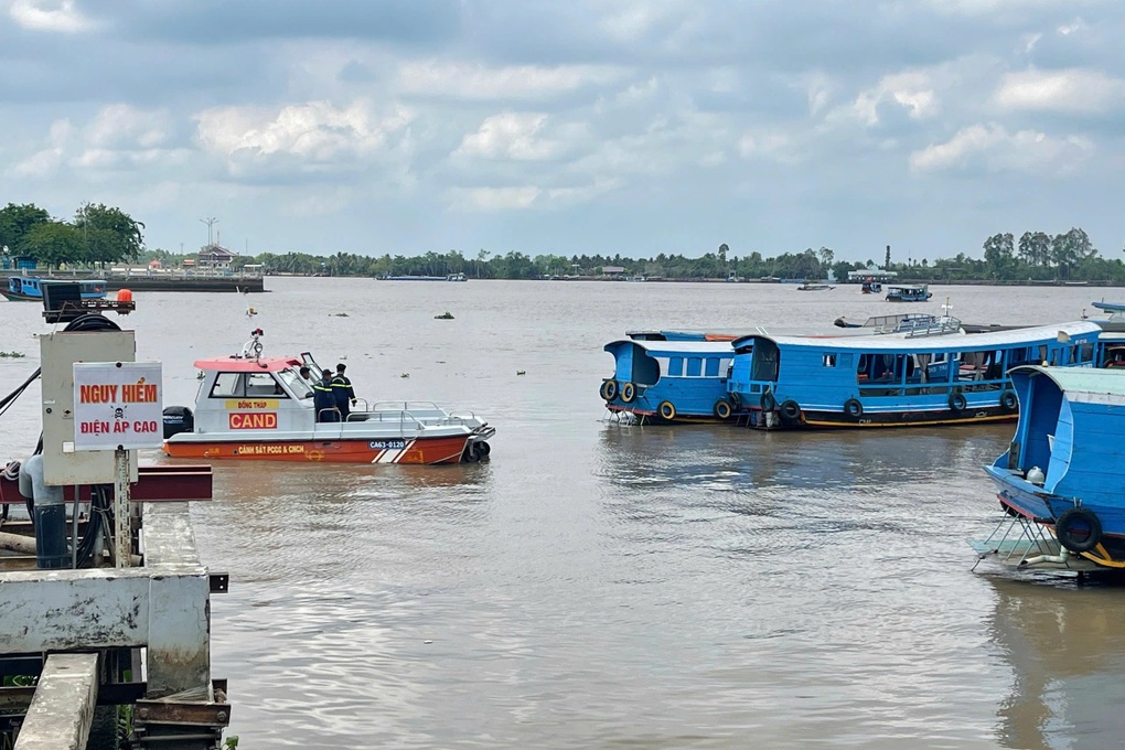 Hai người đàn ông rơi xuống sông mất tích trong đêm - 1