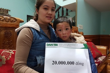 Cậu bé như “ngọn đuốc” trong vụ hoả hoạn tiếp tục được bạn đọc Dân trí giúp đỡ