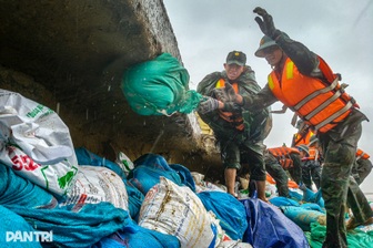 Hơn 500 bộ đội cùng người dân xuyên đêm “vá” bờ kè bị sạt lở