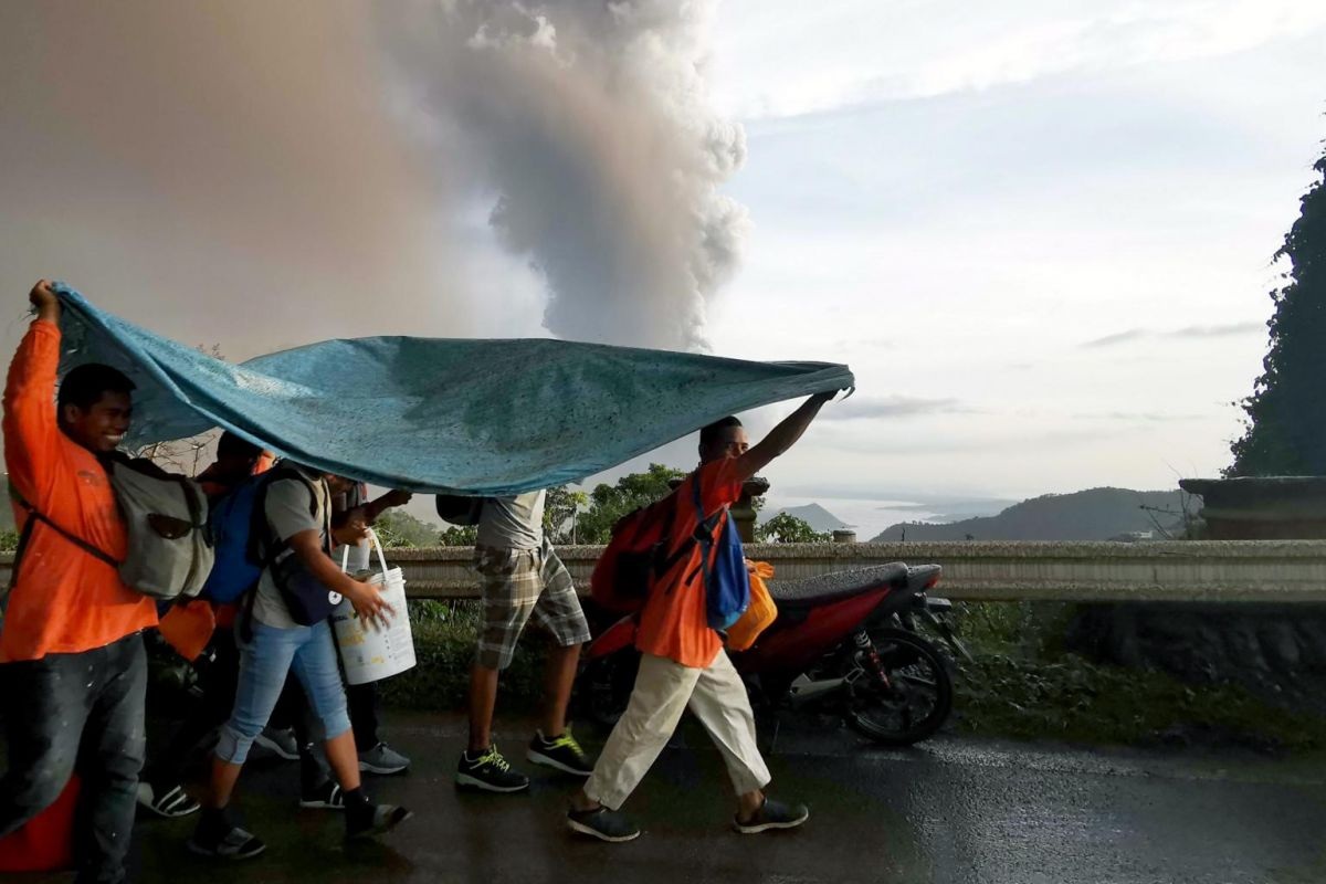 Núi lửa Philippines phun trào dung nham đỏ rực, dân khốn khổ vì tro bụi dày đặc - 8 Núi lửa Philippines phun trào dung nham đỏ rực, dân khốn khổ vì tro bụi dày đặc - 8