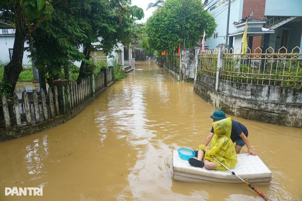 Cả thôn suy sụp nhìn những hồ cá, tôm tiền tỷ trôi theo dòng lũ - 1 Cả thôn suy sụp nhìn những hồ cá, tôm tiền tỷ trôi theo dòng lũ - 1