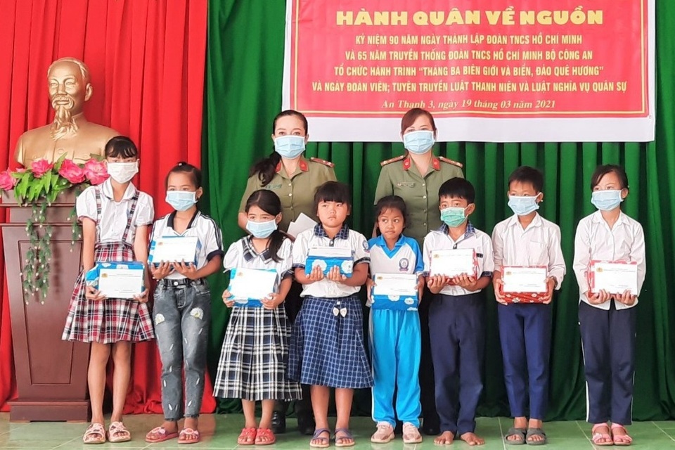 Tuổi trẻ Công an Sóc Trăng với tháng Ba biên giới và biển, đảo quê hương - 1 Tuổi trẻ Công an Sóc Trăng với tháng Ba biên giới và biển, đảo quê hương - 1