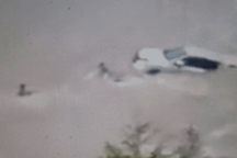 Clip ghi cảnh cứu thầy giáo thoát khỏi xe bán tải trôi giữa dòng nước lũ