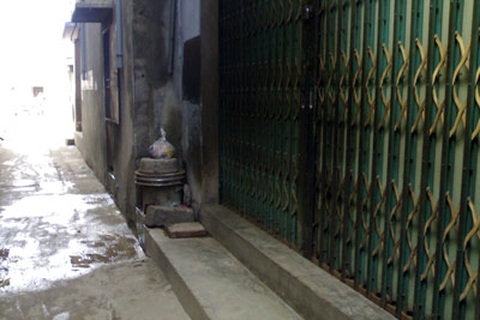 Bé 3 tuổi rơi vào nồi nước đang sôi ven đường