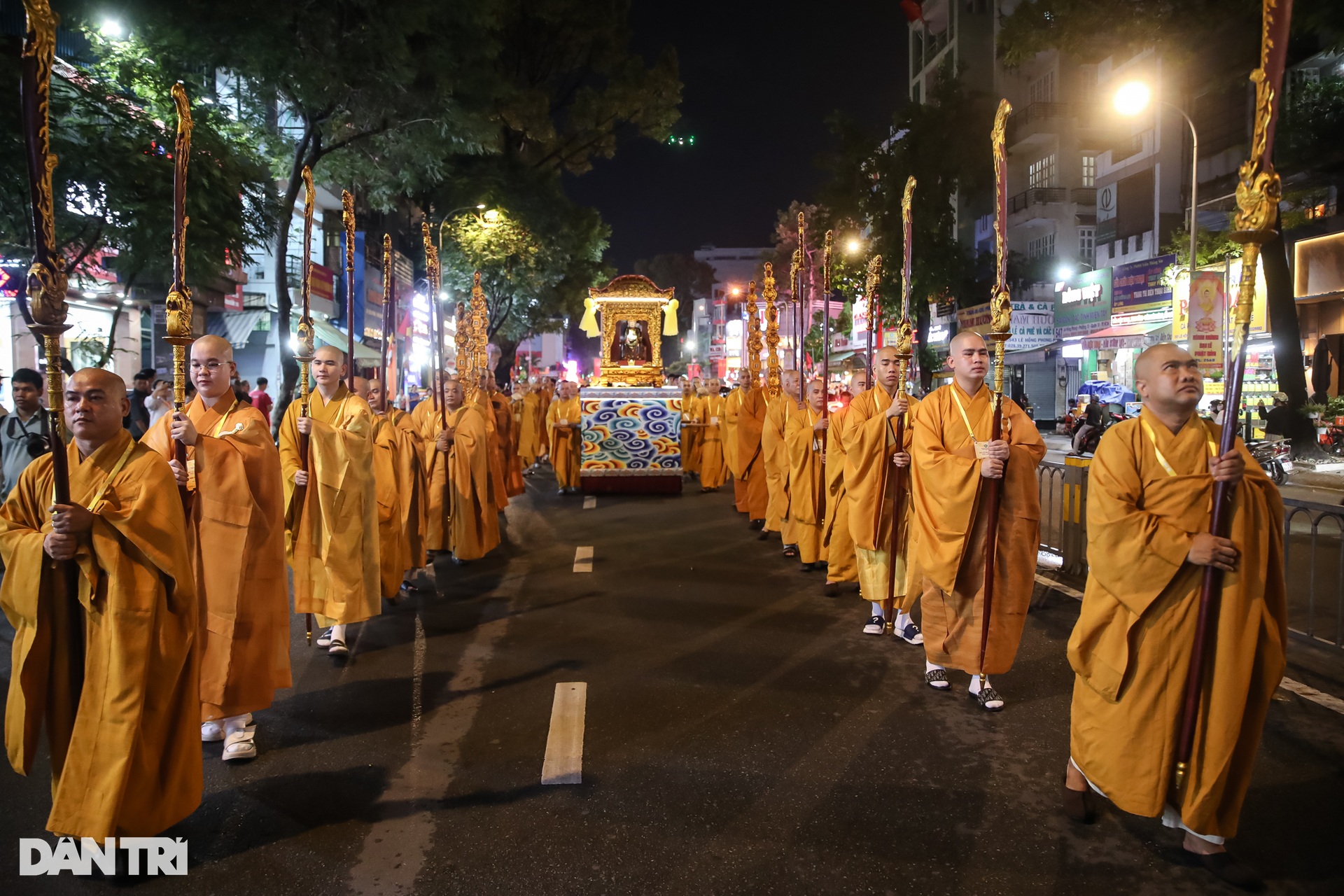 Hàng nghìn người tham gia lễ rước kiệu Phật ở TPHCM - 3