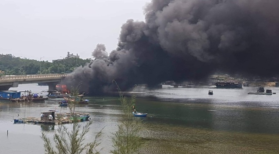 Cầu huyết mạch bị “phong tỏa” suốt 9 tháng sau vụ cháy lớn - 1 Cầu huyết mạch bị “phong tỏa” suốt 9 tháng sau vụ cháy lớn - 1