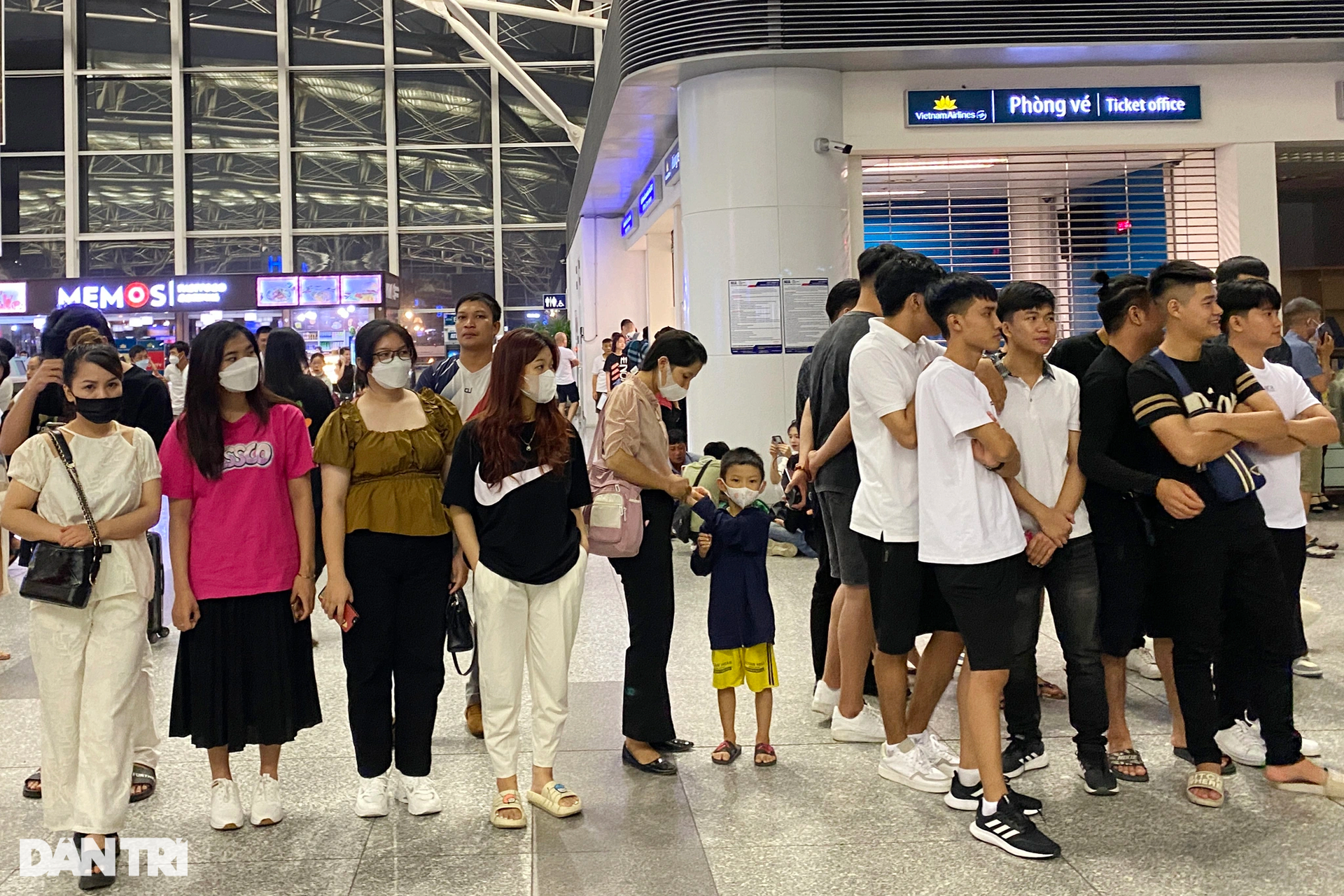 Sân bay Nội Bài chật kín khách, nhiều tuyến đường Hà Nội ùn tắc chiều 31/8 - 12 Sân bay Nội Bài chật kín khách, nhiều tuyến đường Hà Nội ùn tắc chiều 31/8 - 12