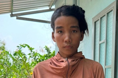 Chiêu trò của cô gái giả vờ nhảy cầu để lừa tiền người đi đường