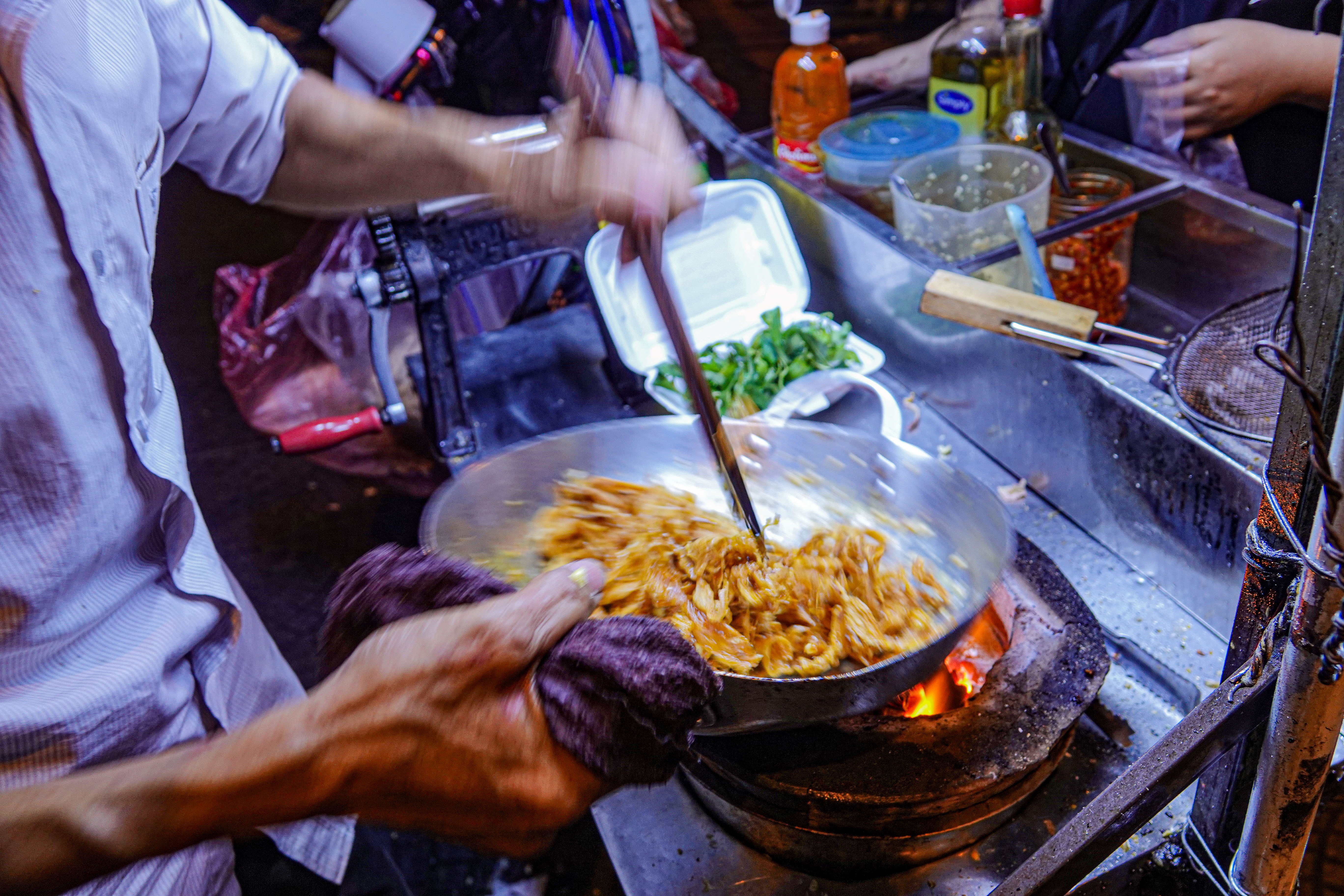 Lão gù ở nhà thờ Đức Bà với gánh hàng rong nuôi cả gia đình - 2