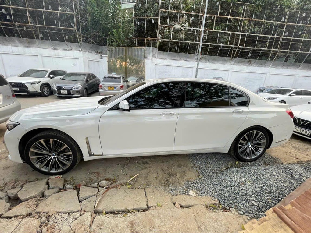 BMW 750Li lên sàn xe cũ với giá 600 triệu đồng vì lý do dở khóc dở cười - 4 BMW 750Li lên sàn xe cũ với giá 600 triệu đồng vì lý do dở khóc dở cười - 4