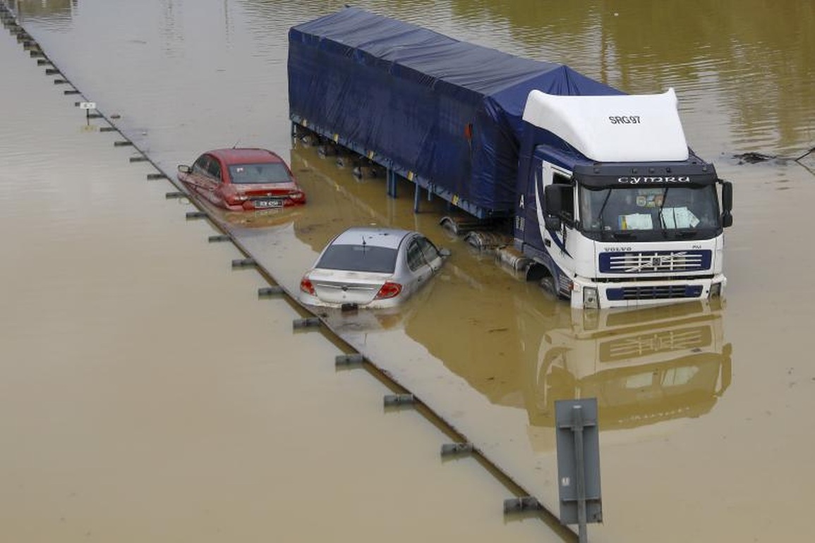 Lũ lụt tồi tệ nhất trong nhiều năm, 30.000 người Malaysia phải di tản - 7 Lũ lụt tồi tệ nhất trong nhiều năm, 30.000 người Malaysia phải di tản - 7