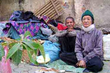 Đôi vợ chồng già 32 năm nhặt rác nuôi con