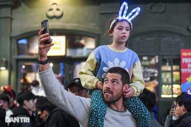 Khách Tây thích thú đón Giáng sinh ở Hà Nội: "Khắp nơi đều có ông già Noel"