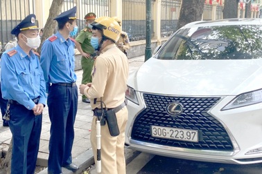 Hà Nội: Tài xế xe Lexus thách thức công an là ai?